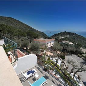 4 bedroom with pool and panoramic sea views near Serrento, sleeps 10